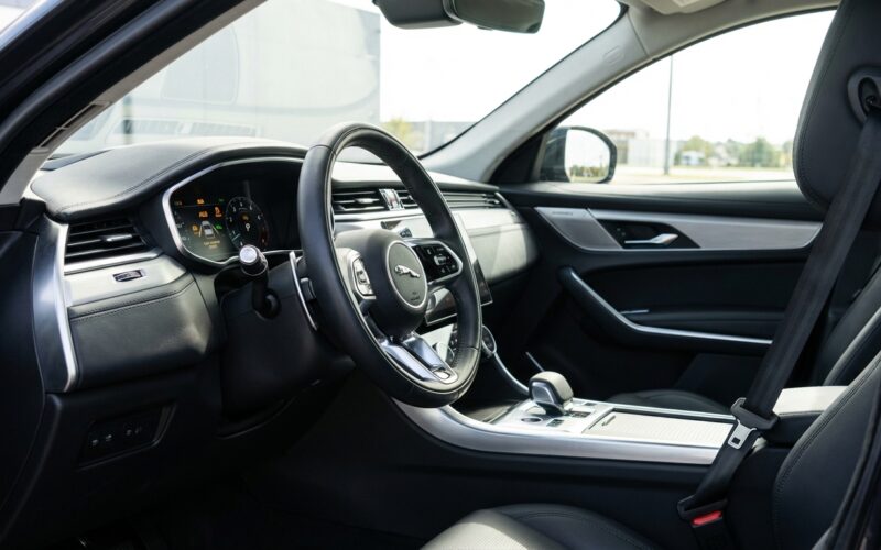 scopri le differenze tra sicurezza attiva e passiva nelle auto, per guidare in modo più sicuro e consapevole.