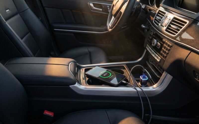 scopri se ricaricare lo smartphone in auto danneggia la batteria con la nostra guida definitiva. tutte le risposte per proteggere il tuo dispositivo durante la ricarica in mobilità.