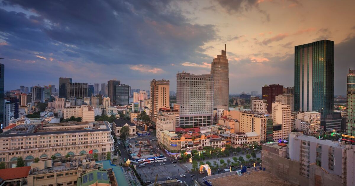 Skyline del centro economico di Ho Chi Minh City al tramonto, principale polo industriale del Vietnam