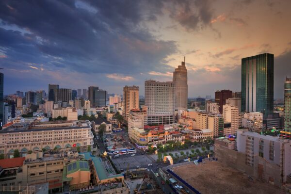 Skyline del centro economico di Ho Chi Minh City al tramonto, principale polo industriale del Vietnam