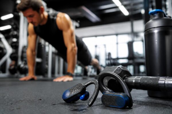 scopri le cuffie bluetooth ideali per il fitness con 23 ore di autonomia. godi di un audio eccezionale e comfort a un prezzo incredibile. perfette per allenamenti intensi e senza interruzioni.