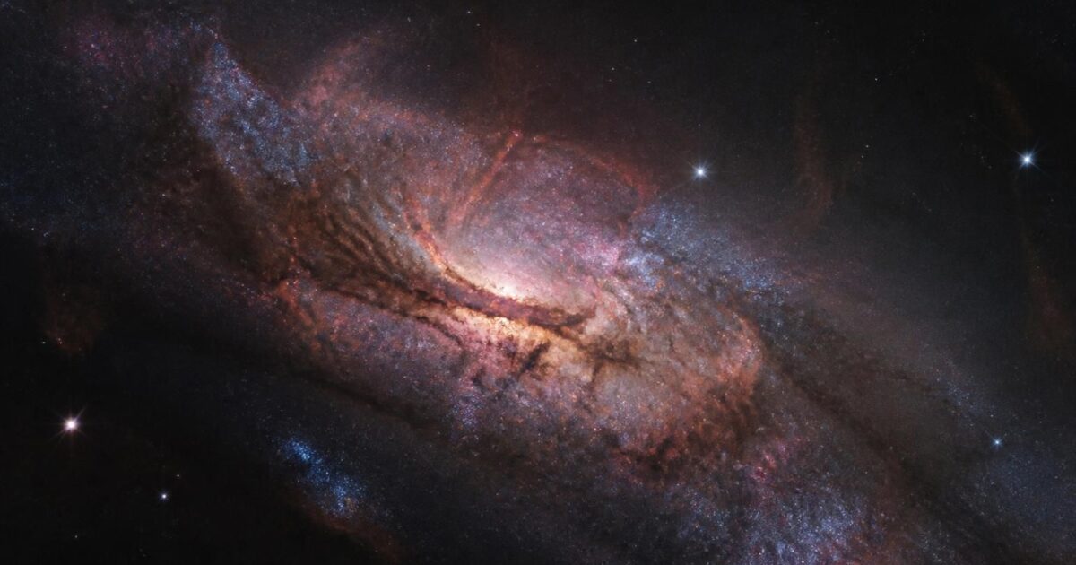 la nasa celebra i 4 anni del telescopio james webb con l'immagine più dettagliata e straordinaria mai catturata della galassia centaurus a, svelando nuovi segreti dell'universo.