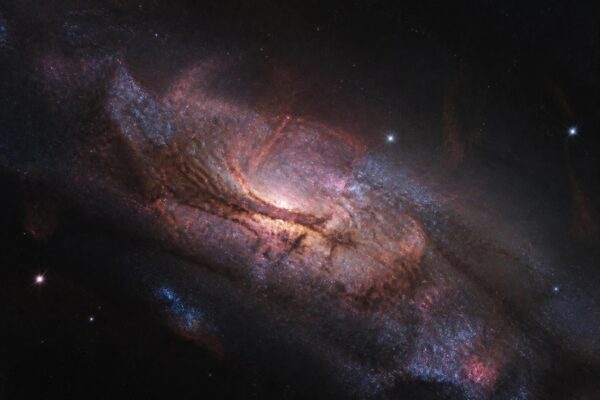 la nasa celebra i 4 anni del telescopio james webb con l'immagine più dettagliata e straordinaria mai catturata della galassia centaurus a, svelando nuovi segreti dell'universo.