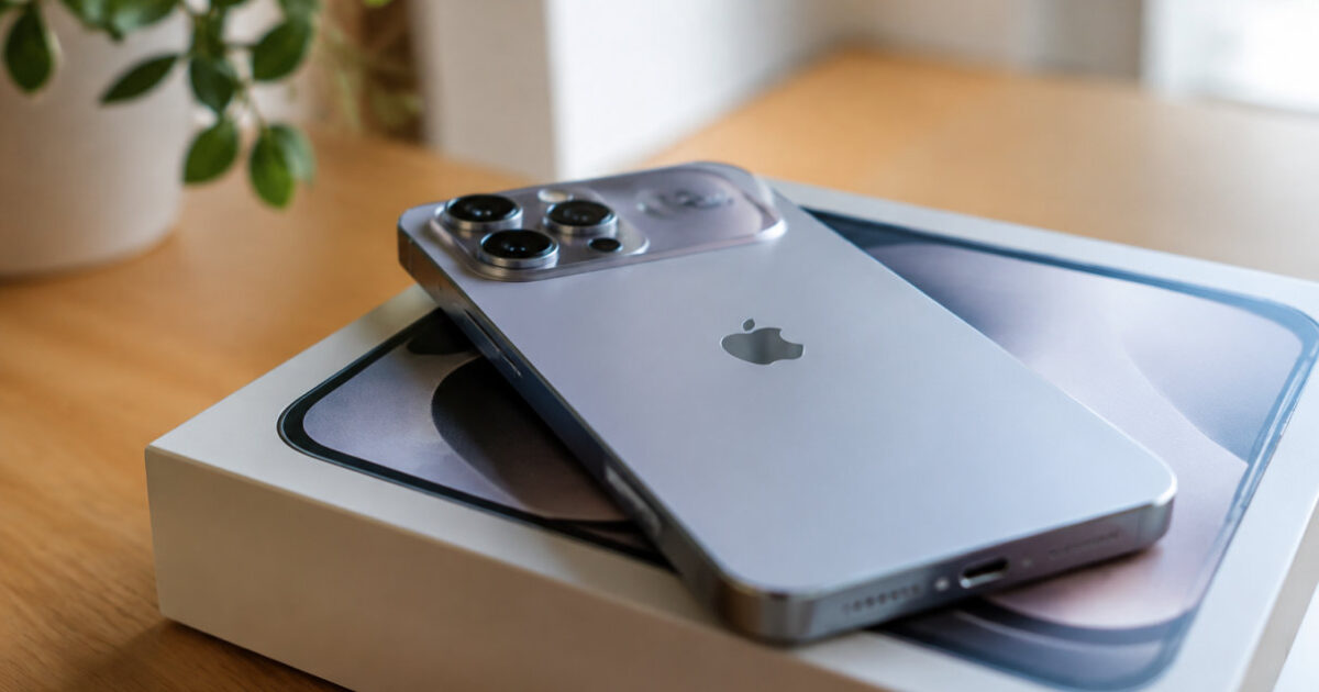 smartphone di ultima generazione esposto durante l'apertura dei preordini iphone 18 in un negozio italiano