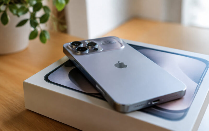 smartphone di ultima generazione esposto durante l'apertura dei preordini iphone 18 in un negozio italiano