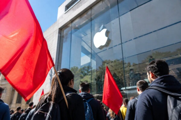 Dipendenti in sciopero davanti a un negozio durante una giornata di protesta legata allo sciopero apple store italia