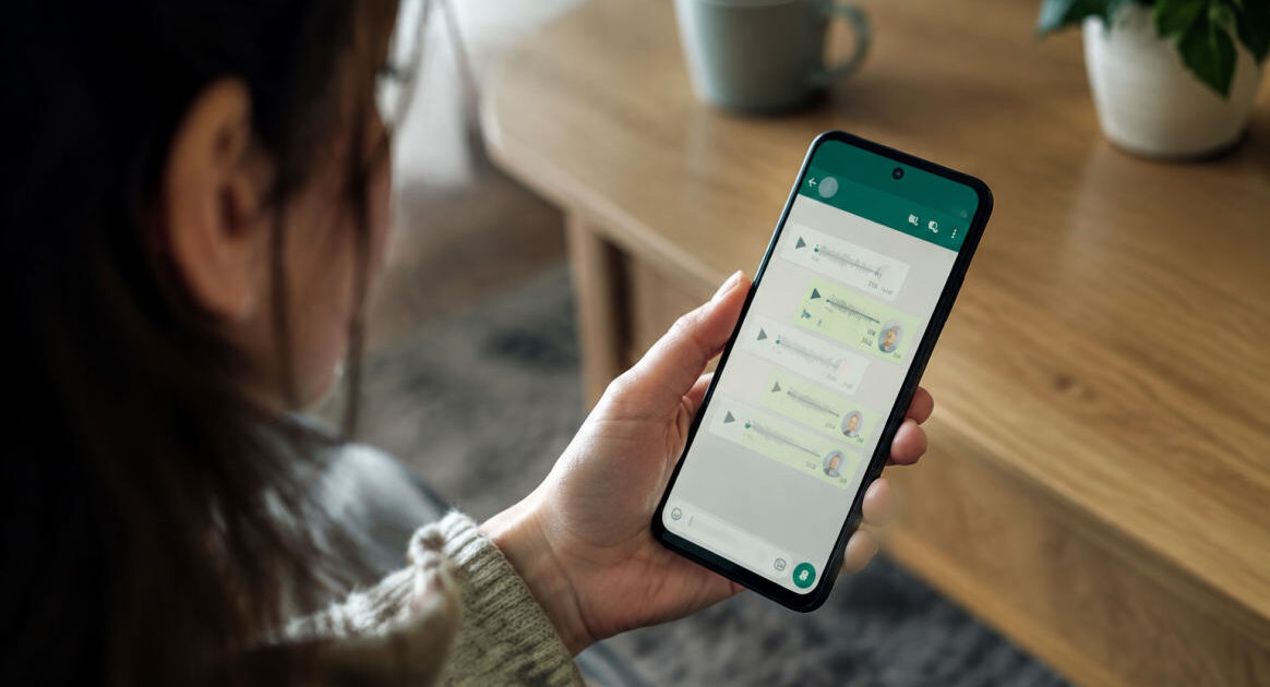 WhatsApp trascrizioni vocali Android visualizzate in italiano su smartphone