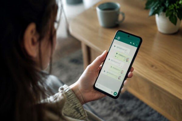 WhatsApp trascrizioni vocali Android visualizzate in italiano su smartphone