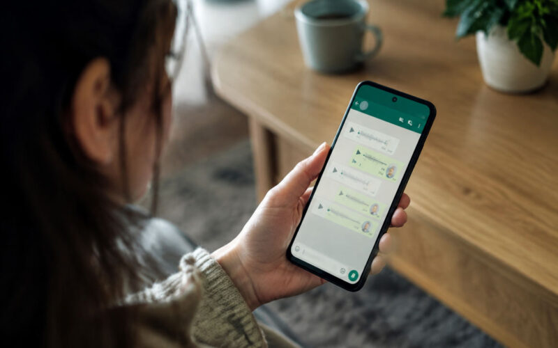 WhatsApp trascrizioni vocali Android visualizzate in italiano su smartphone