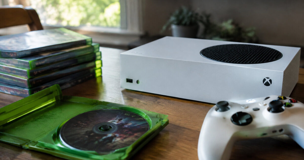 Conversione Xbox disco versione digitale con console e gioco fisico in primo piano