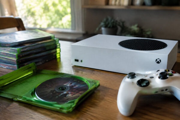 Conversione Xbox disco versione digitale con console e gioco fisico in primo piano