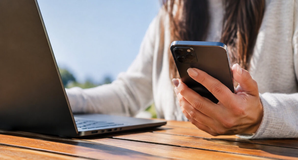 Smartphone con codice di sicurezza per attivare la verifica in due passaggi email