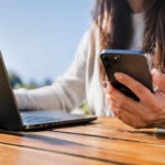 Smartphone con codice di sicurezza per attivare la verifica in due passaggi email