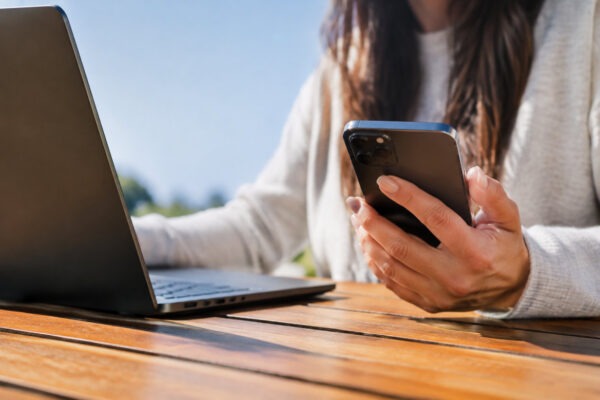 Smartphone con codice di sicurezza per attivare la verifica in due passaggi email