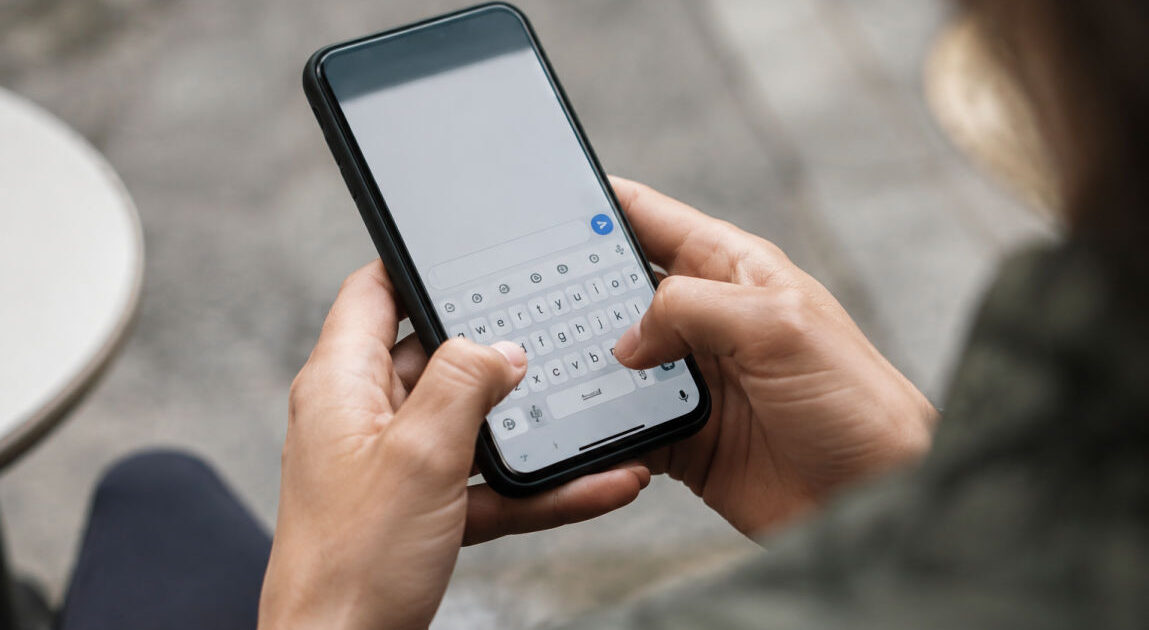 Smartphone Android con tastiera Gboard, maiuscole non funzionano durante la digitazione