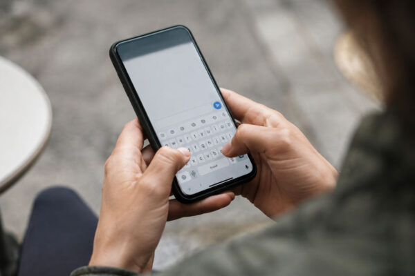 Smartphone Android con tastiera Gboard, maiuscole non funzionano durante la digitazione