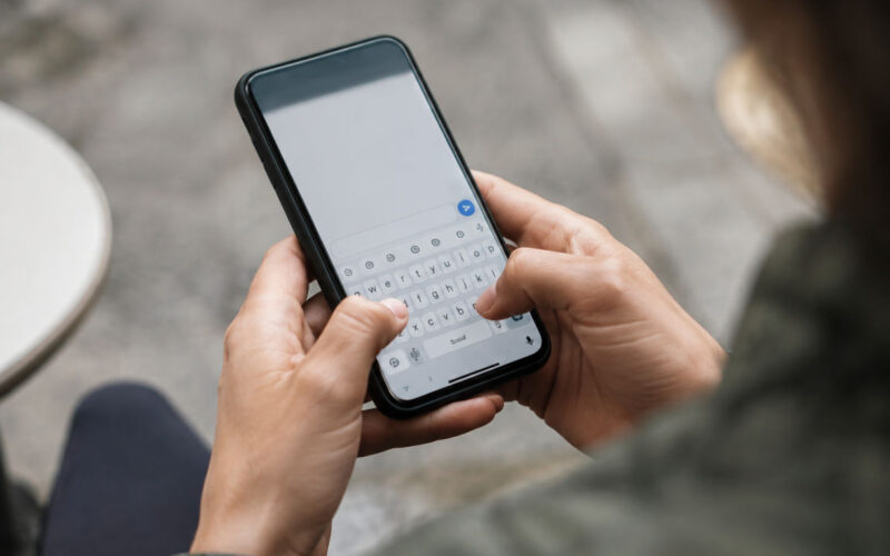 Smartphone Android con tastiera Gboard, maiuscole non funzionano durante la digitazione